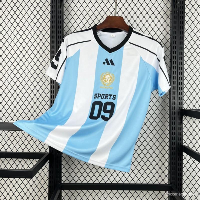 2026 قميص كرة قدم للجنسين بلون أزرق فاتح مخطط على طراز كأس العالم بياقة على شكل V