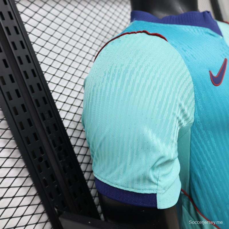 القميص الثالث لفريق لاعبي برشلونة للموسم 2026/2027 باللونين الأزرق المخضر والأزرق المائي