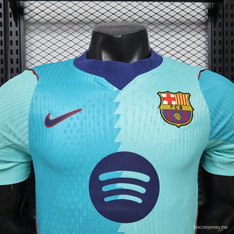 القميص الثالث لفريق لاعبي برشلونة للموسم 2026/2027 باللونين الأزرق المخضر والأزرق المائي