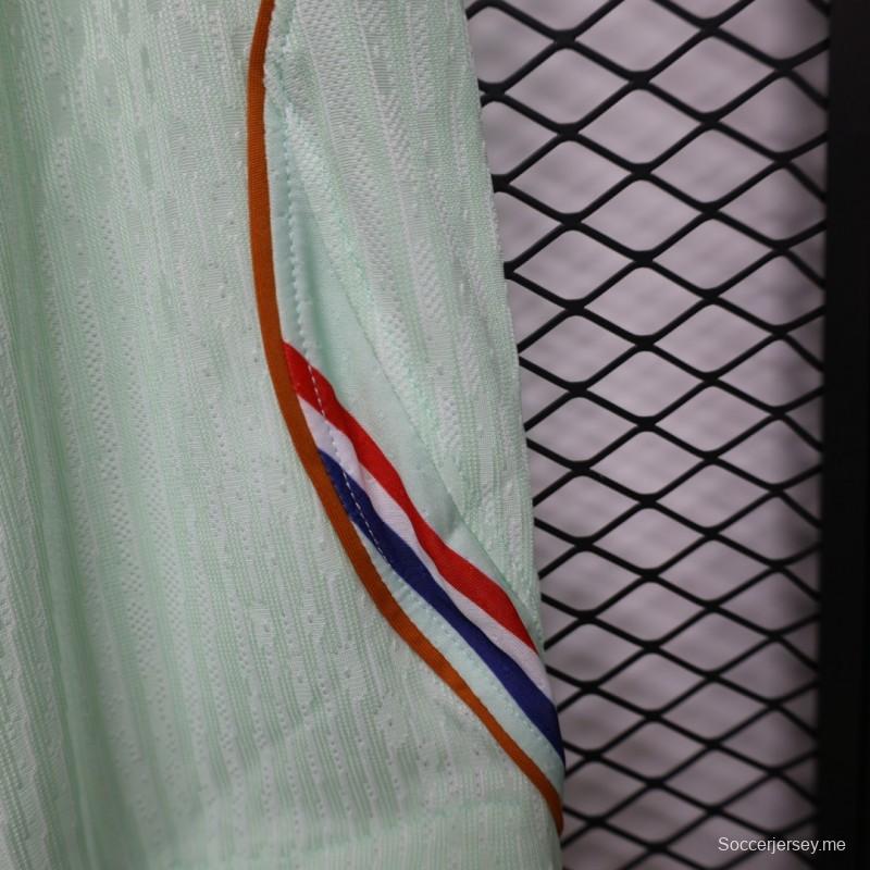 شورت خارجي باللون الأخضر الفاتح لفريق "بلاير" نسخة 2026 من دار سك العملة الفرنسية