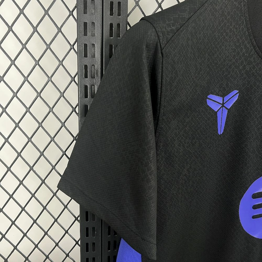 2025/26 قميص برشلونة إكس كوبي براينت قبل المباراة خارج الملعب