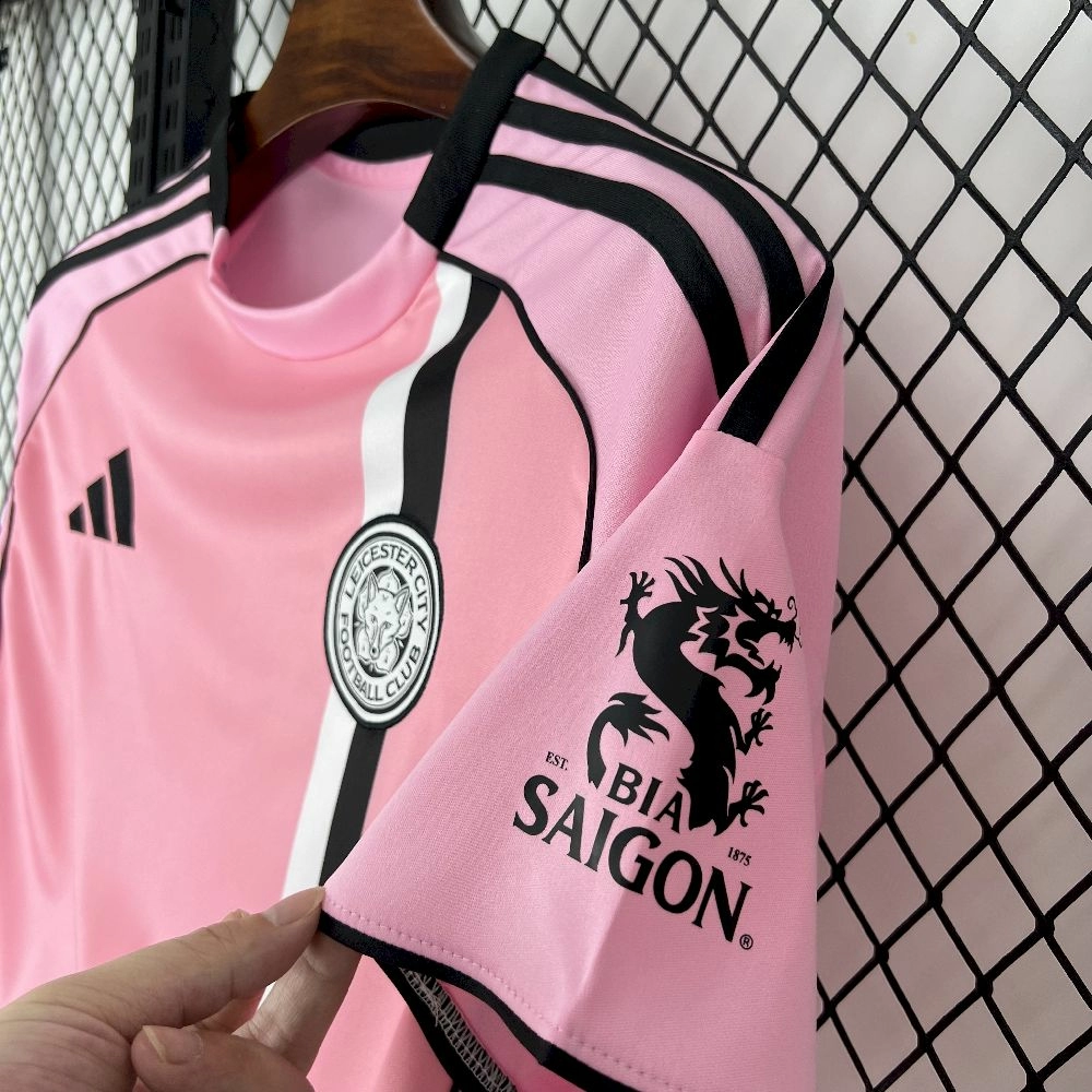 2025/25/26 قميص ليستر سيتي خارج ملعبه