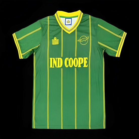 قميص ليستر سيتي ليستر سيتي قديم 84/85 خارج ملعبه
