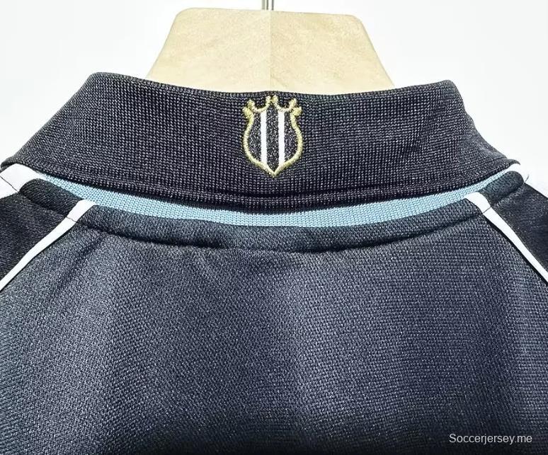 قميص نيوكاسل يونايتد الرجعية 00/01 خارج ملعب نيوكاسل يونايتد
