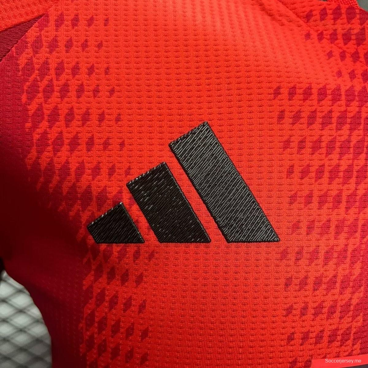 نسخة اللاعب 24/25 قميص فريق بايرن ميونيخ 24/25 على أرضه
