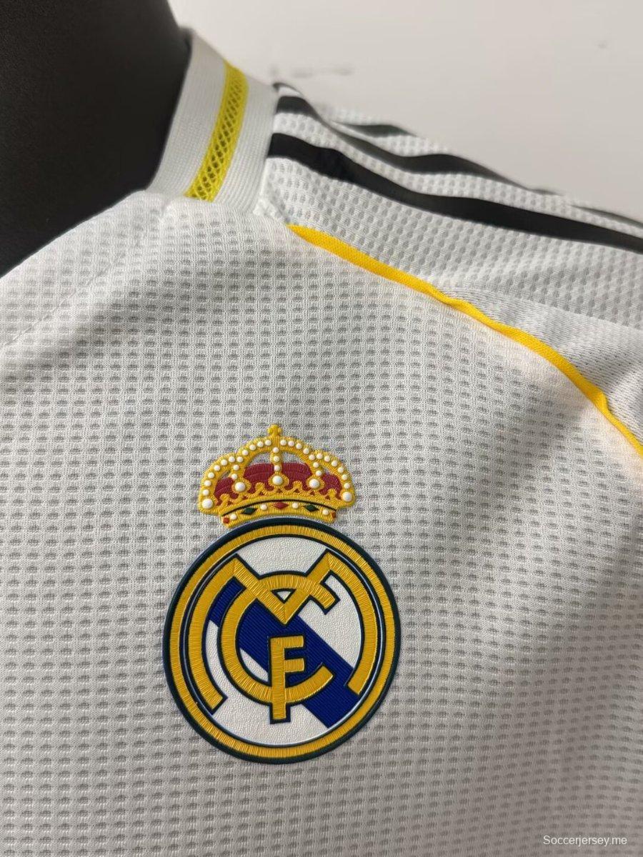 قميص ريال مدريد 25/26 نسخة اللاعب 25/26 على أرض ريال مدريد