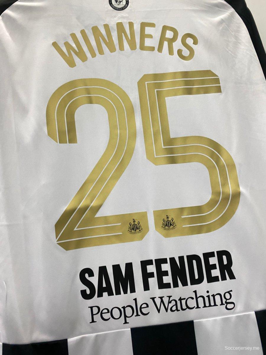 24/25 قميص نيوكاسل يونايتد في نهائي كأس رابطة الأندية الأوروبية لكرة القدم ضد ليفربول على أرضه