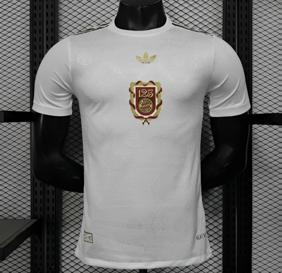 إصدار اللاعب 25/26 قميص بايرن ميونيخ الأبيض مع شعار الذكرى 125 لتأسيسه