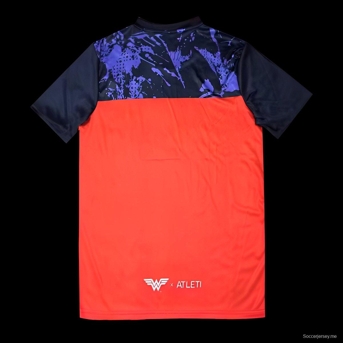 25/26 قميص أتليتكو مدريد باللونين الأحمر والأبيض مع قميص بطابع المرأة الخارقة