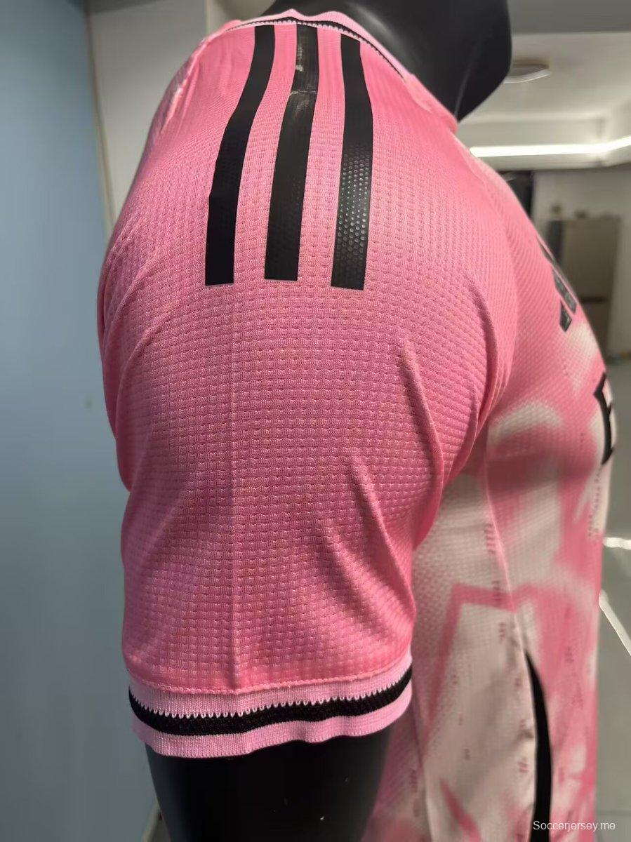 إصدار اللاعب 25/26 قميص ريال مدريد وردي بنقشة تمويه مجردة