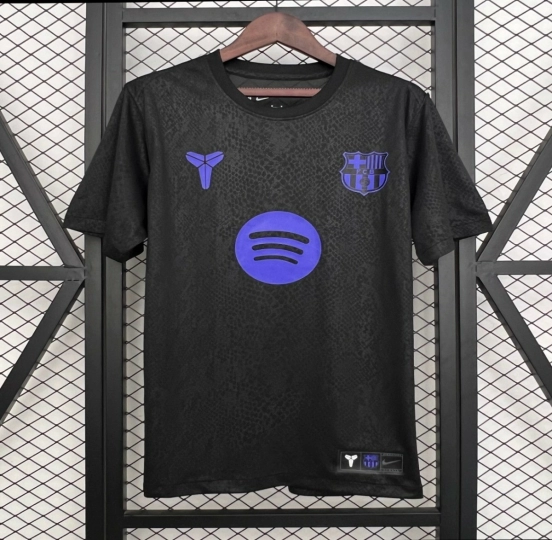2025/26 قميص برشلونة إكس كوبي براينت قبل المباراة خارج الملعب
