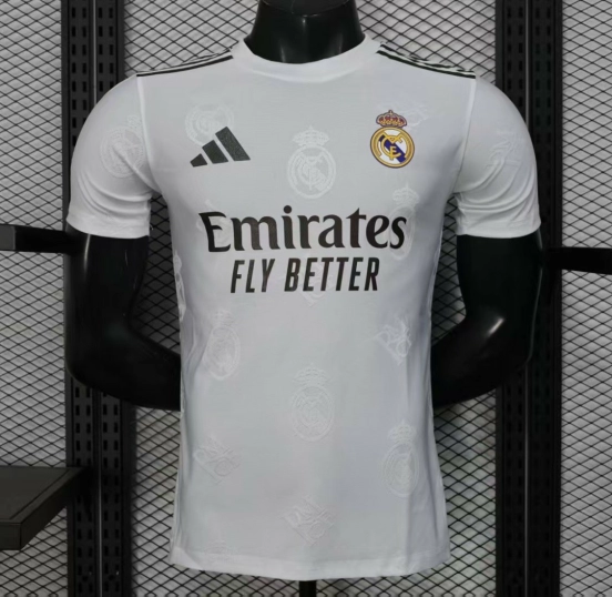 إصدار اللاعب 25/26 قميص ريال مدريد أبيض بنقشة شعار ملكي منقوش عليه شعار ملكي