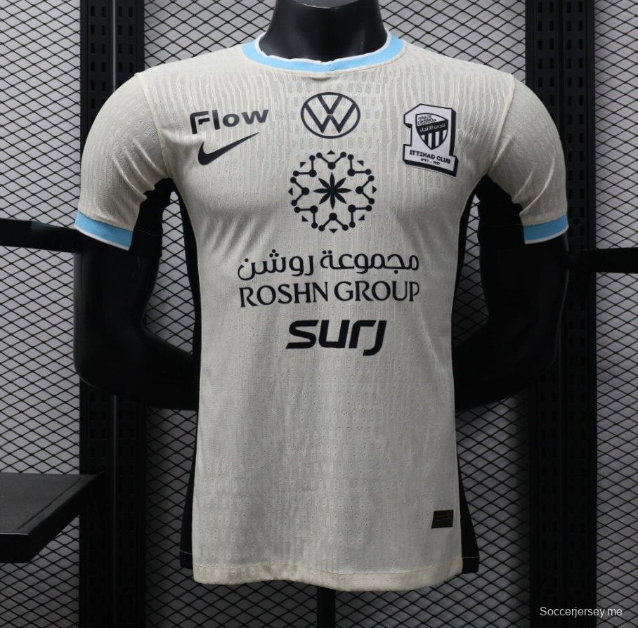 إصدار اللاعب 25/26 قميص الاتحاد الأبيض خارج ملعبه 25/26