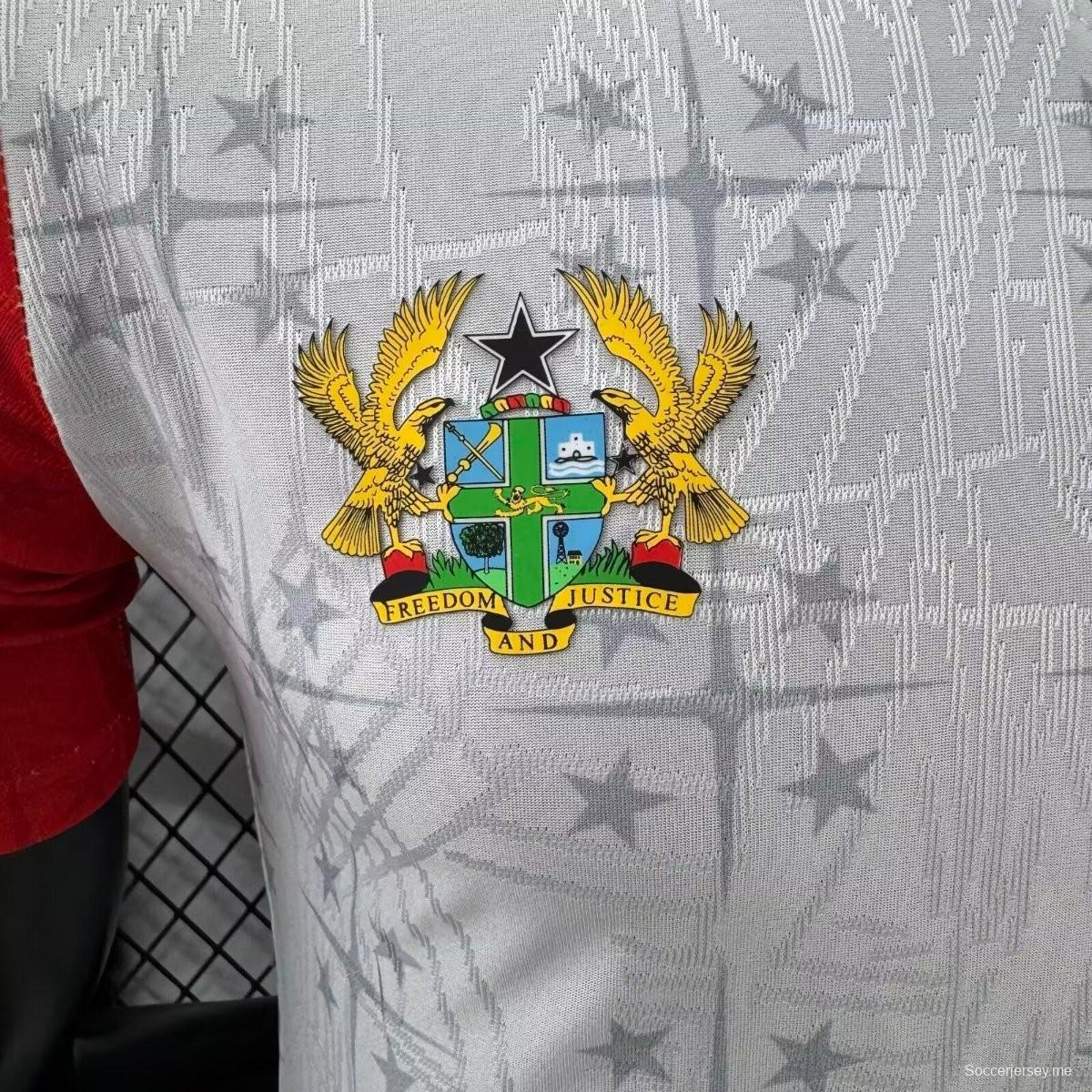 نسخة اللاعب 2026 قميص غانا أبيض بنجمة سوداء وأكمام حمراء وخضراء