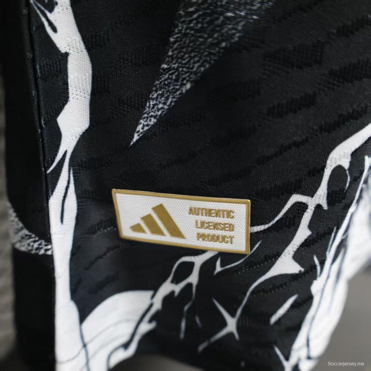 إصدار اللاعب 25/26 قميص ريال مدريد أفينجرز أبيض قبل المباراة