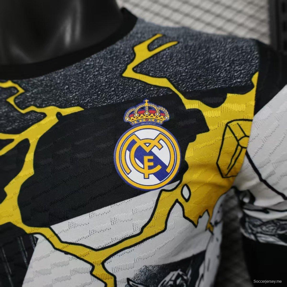 إصدار اللاعب 25/26 قميص ريال مدريد أفينجرز أبيض قبل المباراة