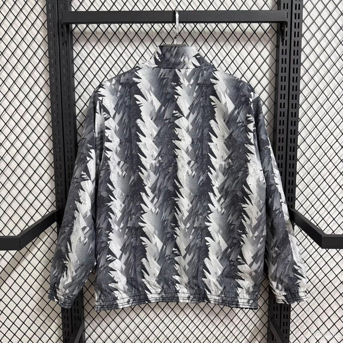 25/26 يوفنتوس رمادي مع نمط متعرج أبيض وسترة واقية من الرياح بسحاب كامل