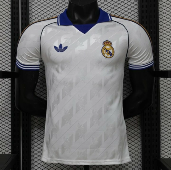 قميص اللاعب نسخة 26/27، قميص ريال مدريد الرسمي الأبيض بياقة زرقاء ونقشة جاكار