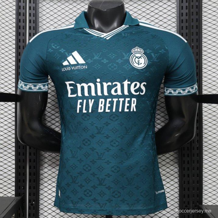 قميص اللاعب الإصدار 2026: ريال مدريد × لويس فويتون باللون الأزرق المخضر، بتصميم "LV Monogram" من أديداس، إصدار خاص بالتعاون المشترك