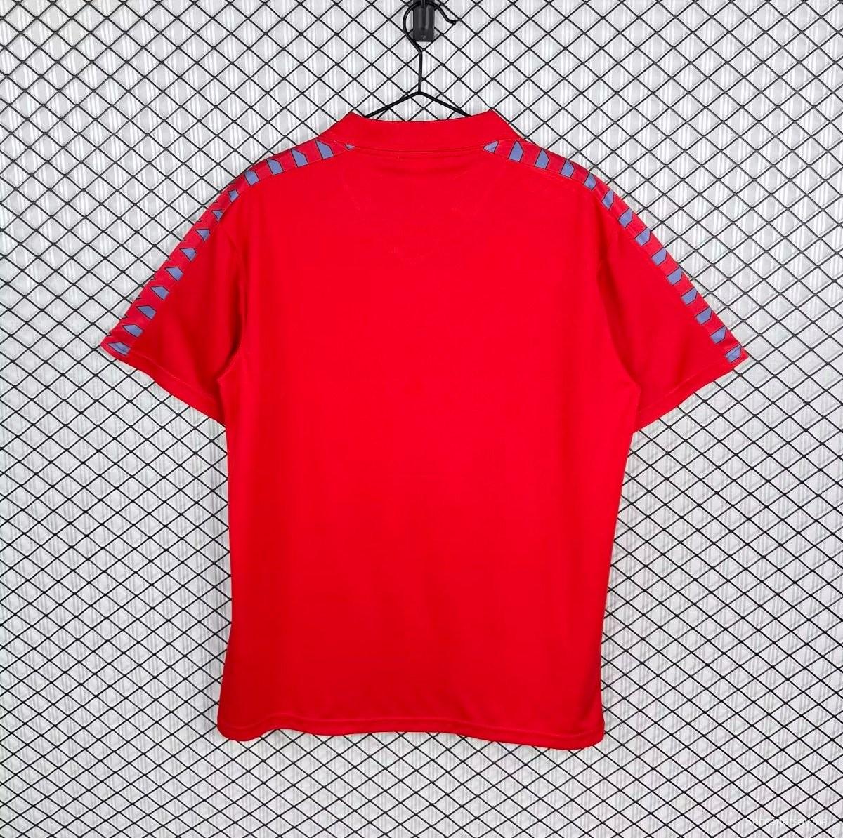 قميص أوساسونا الرئيسي بنمط رجعي لموسم 83/84