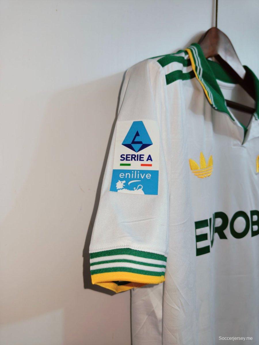 القميص الأبيض الثالث لفريق روما لموسم 2025/2026 مع شعار الراعي الكامل