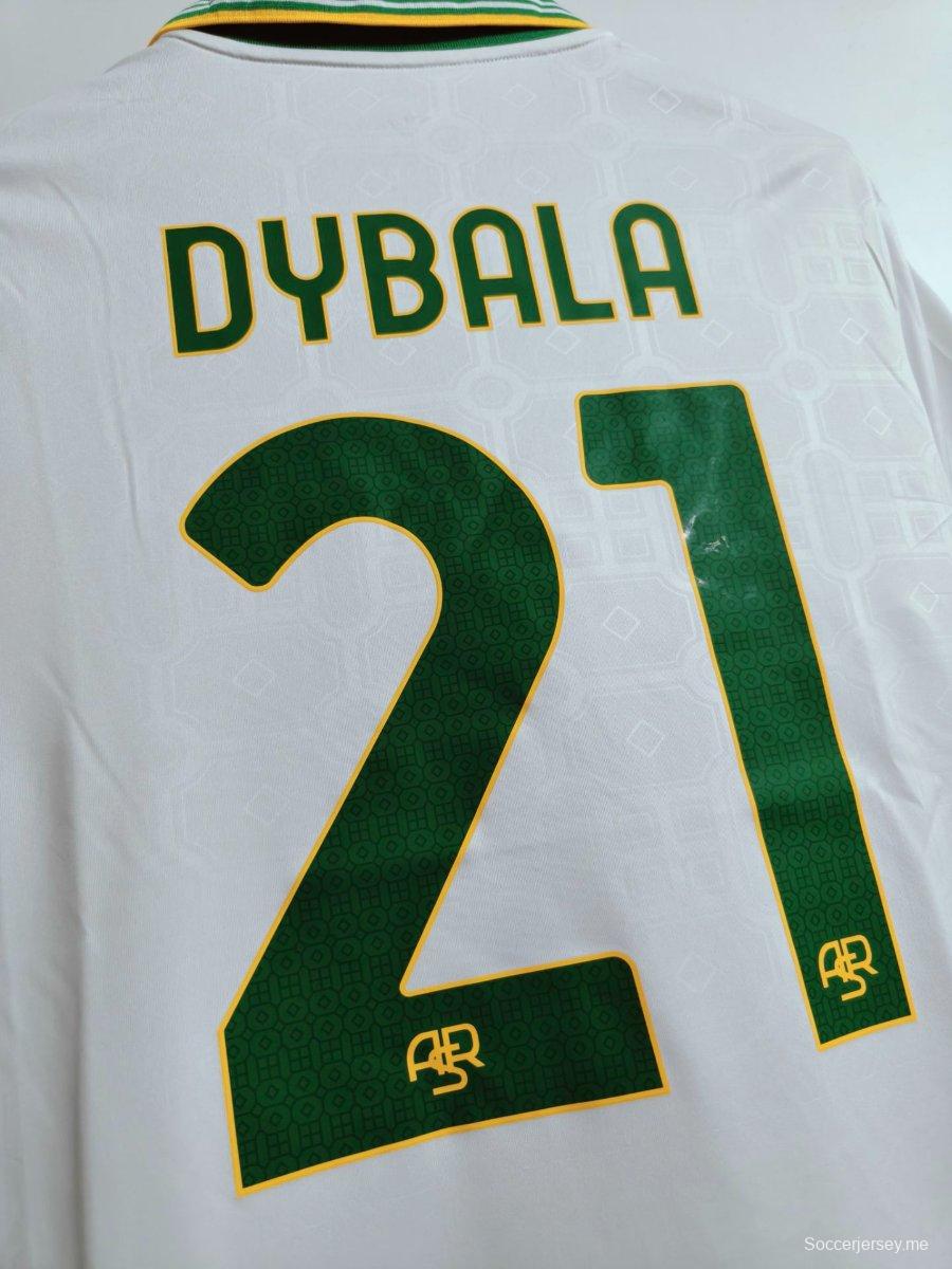 القميص الأبيض الثالث لفريق روما لموسم 2025/2026 مع شعار الراعي الكامل