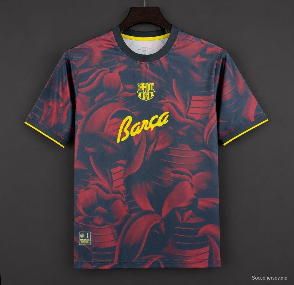 26/27 قميص برشلونة الخاص باللونين الأحمر والأزرق بنقشة "Barça"