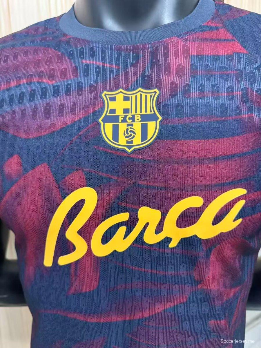 قميص لاعب برشلونة الخاص بالموسم 26/27، تصميم تجريدي باللونين الأحمر والأزرق، مع كتابة "Barça"