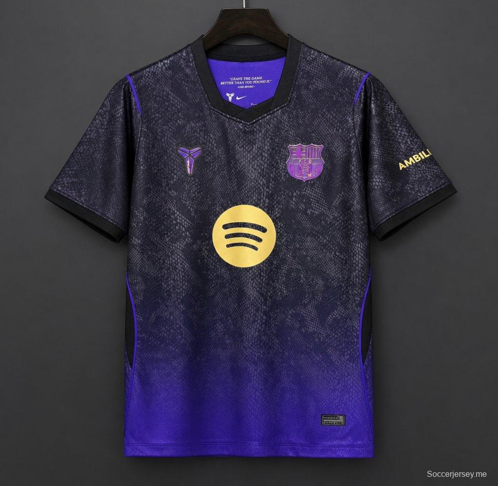 26/27 قميص برشلونة خارج أرضه "Purple Mamba" باللونين الأرجواني والأسود