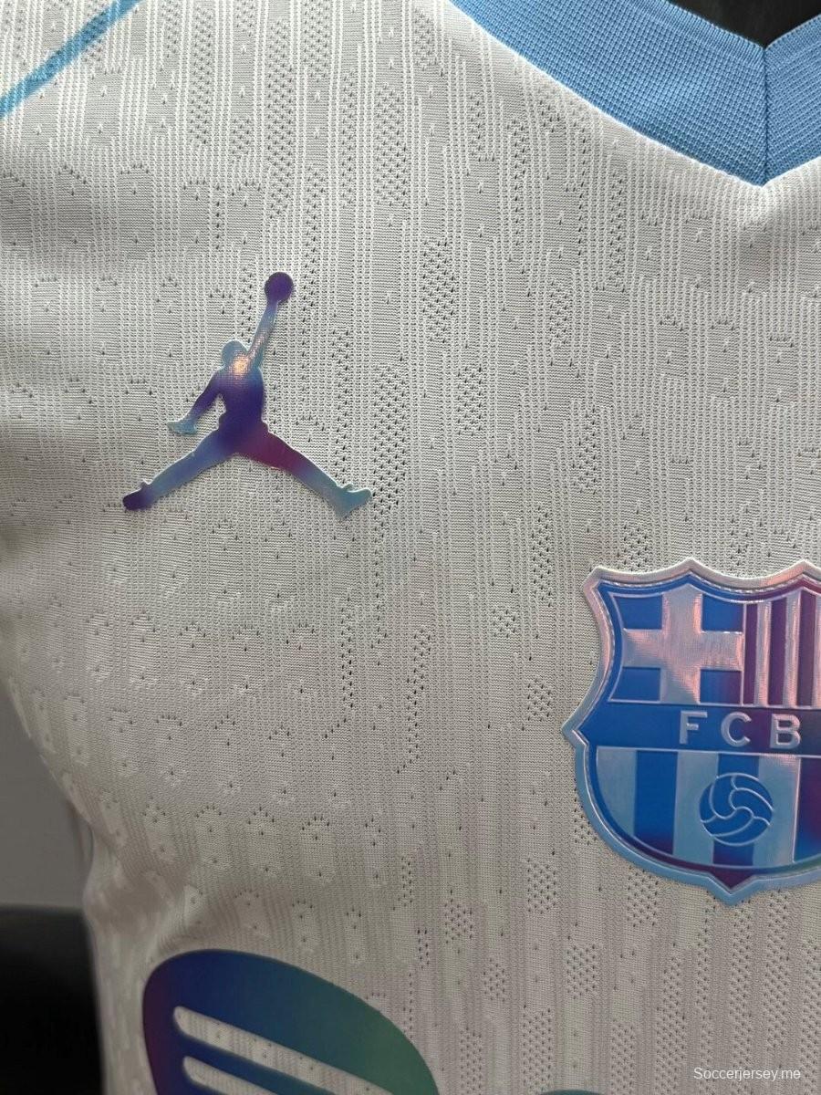 قميص برشلونة الاحتياطي من طراز «كونسيبت» للاعبين، إصدار 26/27، باللونين الأبيض والأزرق الفاتح